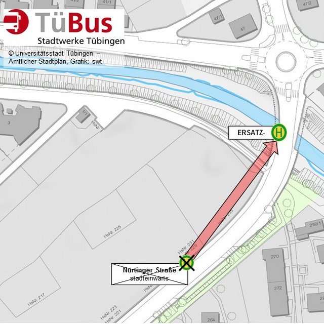Eine Stadtkarte zeigt die Verlegung der Haltestelle „Nürtinger Straße“ stadteinwärts. In der Nähe fließt ein Gewässer, und verschiedene Gebäude sind eingezeichnet. Ein Hinweis auf eine Ersatzhaltestelle ist mit einem grünen „H“ gekennzeichnet. Die Route zur Ersatzhaltestelle ist durch einen roten Pfeil hervorgehoben.