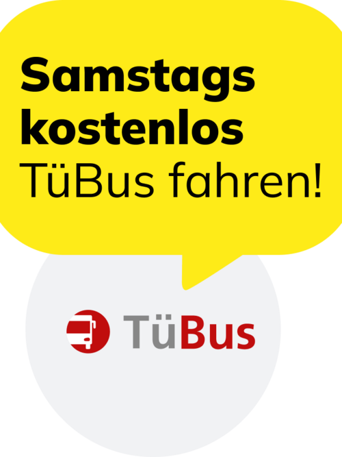 Ein gelbes Sprechblasen-Element mit dem Text „Samstags kostenlos TÜBus fahren!“ steht über einem grauen Kreis, in dem das Logo von TÜBus zu sehen ist. Das Logo besteht aus einem stilisierten bus und dem Schriftzug „TüBus“ in roter und grauer Schrift.